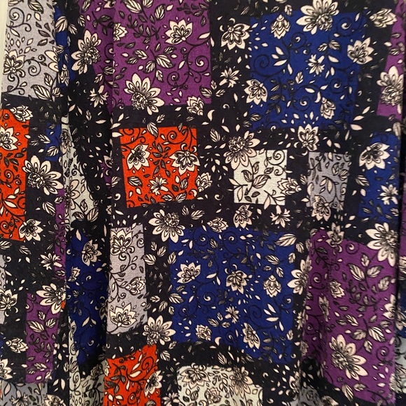 LULAROE ROBE SIZE MEDIUM FLOWER with front pockets long sleeve open front - Picture 4 of 5